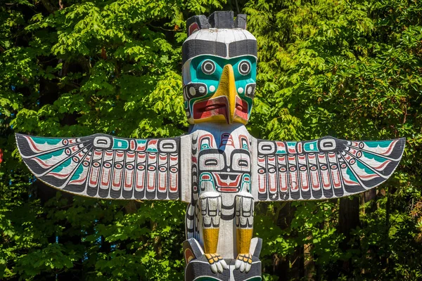 Vancouver, Kanada - 27 Temmuz 2017: Stanley Park, Vancouver, British Columbia, Kanada 'da Totem Pole adlı kartal temalı bir kartala yakın çekim