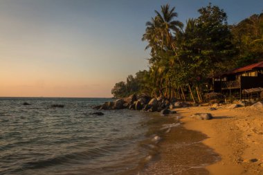 Güneş, Malezya 'nın Tiomen Adası' nda, gün batımında Melina Sahili 'nde parlıyor.