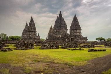 Endonezya 'nın Yogyakarta şehrinde bulutlu bir akşamda UNESCO Dünya Mirası bölgesi olan Prambanan Hindu tapınağı.