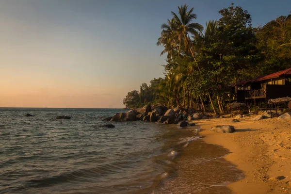 Солнце Светит Пляже Мелина Время Прилива Закате Остров Тяньаньмэнь Малайзия — стоковое фото
