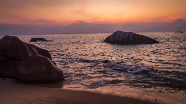 Felsen Und Wellen Melina Beach Bei Sonnenuntergang Tiomen Island Malaysia — Stockfoto