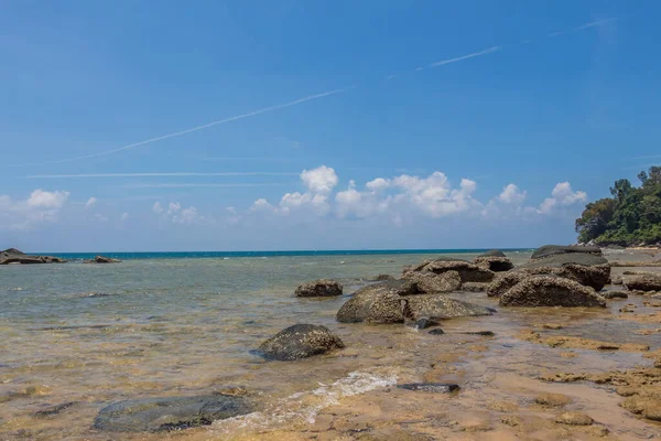 Скалистый Берег Пляже Мелина Солнечный День Тропическом Острове Тиомен Малайзия — стоковое фото