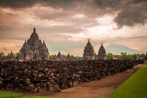 Sewu Temple Och Ruiner Vid Solnedgången Med Mount Merapi Bakgrunden — Stockfoto