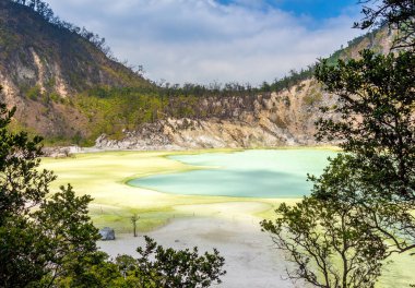 Bandung, Endonezya yakınlarındaki Kawah Putih volkanik krater gölü manzarası