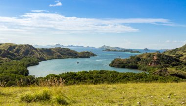 Güneşli bir öğleden sonra Rinca Adası, Flores, Endonezya 'dan Komodo Ulusal Parkı manzarası