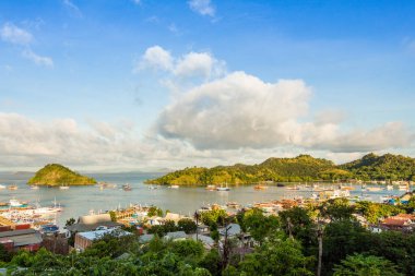 Sabahları Labuan Bajo kasabası ve limanı, Flores, Endonezya manzarası