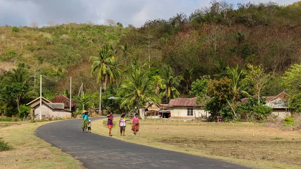 Lombok Indonesia Octubre 2017 Una Familia Caminando Por Carretera Pueblo — Foto de Stock