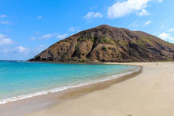 Mawun Plajı ve Bukit Mawun Bertingkat Dağı, Kuta, Lombok, Endonezya yakınlarında.
