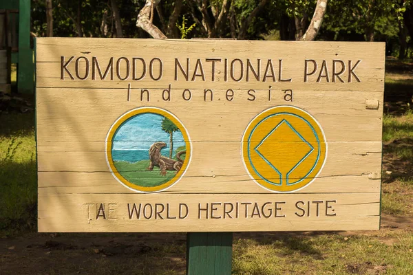 Flores Indonezja Kwietnia 2018 Znak Dla Parku Narodowego Komodo Lista — Zdjęcie stockowe