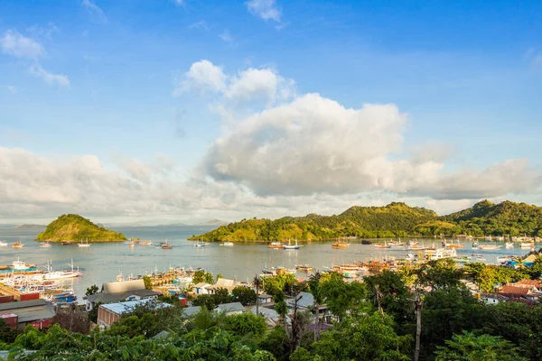 Sabahları Labuan Bajo kasabası ve limanı, Flores, Endonezya manzarası