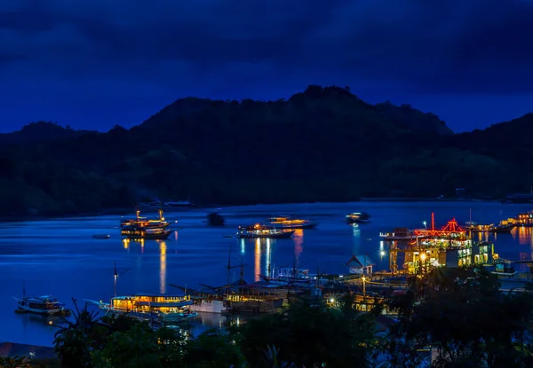 Una Vista Sobre Puerto Labuan Bajo Isla Cercana Por Noche — Foto de Stock