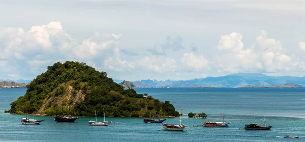Palua Pungua Besar Ilha Barcos Perto Labuan Bajo Durante Dia — Fotografia de Stock
