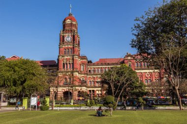 Yangon, Myanmar - 18 Aralık 2017: Maha Bandula Garden, Yangon, Myanmar 'daki kırmızı tuğla Yangon Yüksek Mahkemesi Sömürge Binası