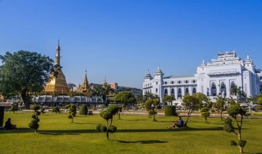 Yangon, Myanmar - 18 Aralık 2017: Mahabandula Parkı, Sule Pagoda ve şehir merkezindeki belediye binasının yanı, Myanmar