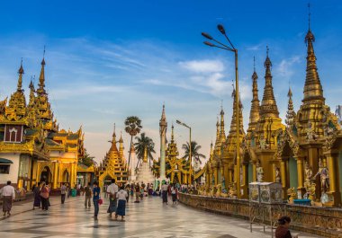 Yangon, Myanmar - 18 Aralık 2017: Yangon, Myanmar 'daki Shwedagon Pagoda' da öğleden sonra sahnesi