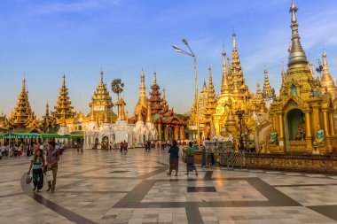 Yangon, Myanmar - 18 Aralık 2017: İnsanlar akşam güneşi, Yangon, Myanmar 'da Shwedagon Pagoda etrafında yürüyorlar