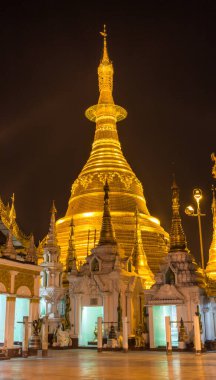 Yangon 'daki Shwedagon Pagoda gece aydınlandı, Myanmar' da.