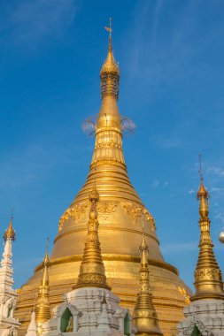 Shwedagon Pagoda 'nın budalası akşam güneşinde, Yangon, Myanmar' da.