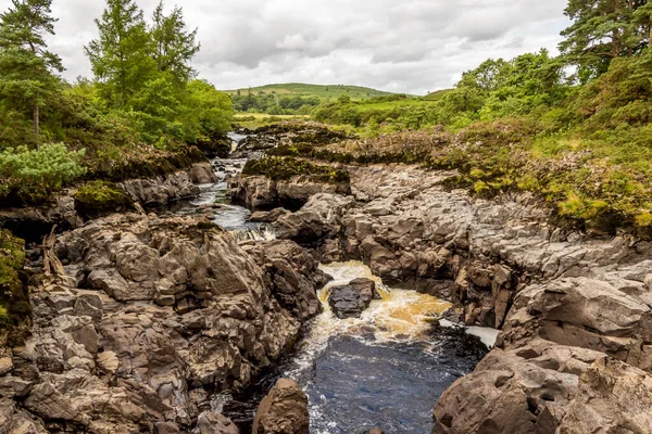 Earlstoun Linn Şelalesi 'nin ender fotoğrafı 80 yıldır ilk kez ortaya çıktı. Genellikle sular altında kalır. Earlstoun Loch Barajı, Ken' in Suyu, Dalry, İskoçya
