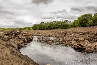 Ken Nehri 'nin orijinal suyu, Dalry İskoçya yakınlarındaki Galloway Hidroelektrik Şeması' ndaki boşalan Earlstoun Barajı 'ndan dolayı Earlstoun Loch / Rezervuar' a akıyor.