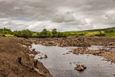 Earlstoun Loch ve rezervuarı 80 yıl sonra ilk kez İskoçya, Dalry yakınlarındaki Ken Nehri 'nin orijinal suyunu açığa çıkardı.