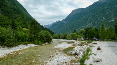 Slovenya, Tolmin yakınlarındaki Julian Alplerinden Trenta Vadisi 'ne akan Soca Nehri