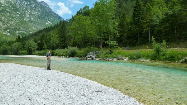 Een Man Die Marmeren Forel Vist Alpiene Soca Rivier Bij — Stockfoto