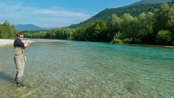 Ένας Άντρας Πετάει Ψαρεύοντας Στον Ποταμό Αλπικό Σόκα Κοντά Στο — Φωτογραφία Αρχείου