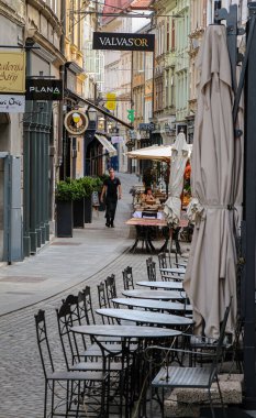 Ljubljana, Slovenya - 16 Temmuz 2018: Eski doğu Ljubljana, Slovenya 'da Stari trg caddesinde sokak sahnesindeki bir kafenin kapatılması