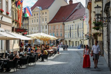 Ljubljana, Slovenya - 16 Temmuz 2018: Ciril-Metodov Trg Caddesi, Ljubljana, Slovenya