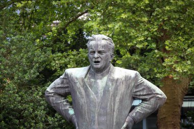 Ljubljana, Slovenya - 16 Temmuz 2018: Slovenya 'nın Ljubljana kentindeki Ejavceva Cesta Caddesi üzerindeki Park Sveta Avrupa' da Boris Kidriç Heykeli