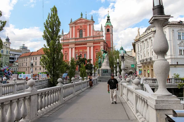 Ljubljana, Slovenya - 16 Temmuz 2018: Slovenya 'nın orta kesimindeki Tromostovje veya Üçlü Köprüler üzerindeki Fransisken Kilisesi manzarası