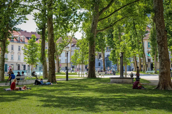 Ljubljana, Slovenya - 16 Temmuz 2018: Slovenya 'nın başkenti Ljubljana' daki Kongre Meydanı 'ndaki park