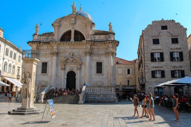 Dubrovnik, Hırvatistan - 15 Temmuz 2018: Dubrovnik 'teki Saint Blaise Kilisesi ve Orlando Sütunları, Hırvatistan