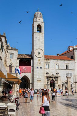 Dubrovnik, Hırvatistan - 15 Temmuz 2018: Orlando Sütunundaki Zvonik Saat Kulesi ve Hırvatistan 'ın Dubrovnik kentindeki Saint Blaise Kilisesi