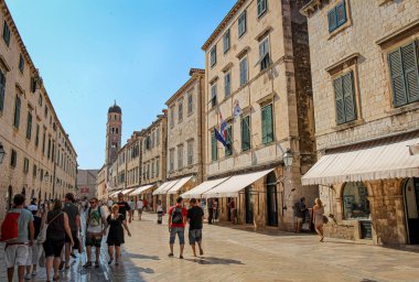 Dubrovnik, Hırvatistan - 15 Temmuz 2018: Hırvatistan 'ın Zvonik Saat Kulesi ile Dubrovnik' in eski kasabasındaki Stradun ana caddesi ve mağazaları