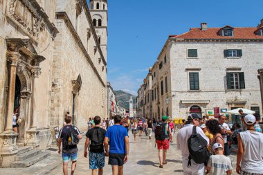Dubrovnik, Hırvatistan - 15 Temmuz 2018: Hırvatistan 'ın Dubrovnik kentindeki eski kentte yazın turistlerle dolu yoğun bir Stradun ana caddesi