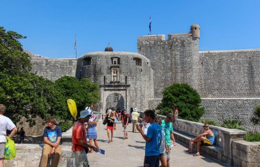 Dubrovnik, Hırvatistan - 15 Temmuz 2018: Pile Gate 'de kalabalık olan turistler, Hırvatistan' ın Dubrovnik kentinin girişine köprü kurdular