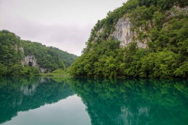 Hırvatistan 'ın UNESCO Dünya Mirası Bölgesi' ndeki Plitvice Gölündeki bir dağ vadisinin yansıması