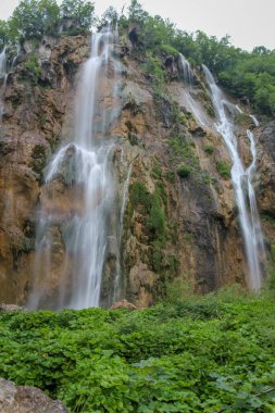 Hırvatistan 'ın UNESCO Dünya Mirası Bölgesi Plitvice Gölleri' nde akan büyük bir şelaleye uzun süre maruz kalmak