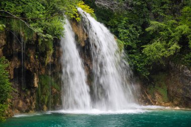Hırvatistan 'ın Unesco Dünya Mirası Bölgesi' ndeki Plitvice Gölleri 'ne akan bir şelale