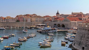 Hırvatistan 'ın Dubrovnik kentinde demirlemiş tekne ve yatların bulunduğu eski liman ve kasaba manzarası