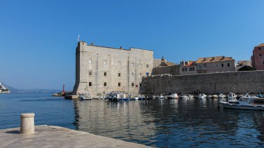 Hırvatistan 'ın UNESCO Dünya Mirası Bölgesi olan deniz müzesi ve kent duvarlarının yanındaki Dubrovnik limanı