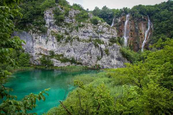 Large Waterfall Flowing Mountain Lake Plitvice Lakes Unesco World Heritage — Stock Photo, Image