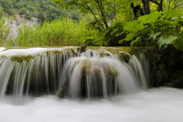 Lunga Esposizione Acqua Che Scorre Una Piccola Cascata Laghi Plivice — Foto Stock