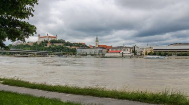 Bratislava ve Kale 'nin Danube Nehri' nin karşısında Bratislavsk Promenda pri Dunaji, Slovakya 