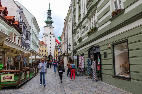 Bratislava, Slovakya - 5 Temmuz 2020: Michalska Caddesi 'nde Michael' ın Kapısı ve Kulesi arka planda, Eski Şehir, Bratislava, Slovakya