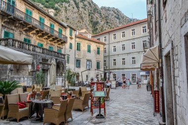 Karadağ 'ın eski Kotor kasabasında, gün batımında bir meydanda bir kafe