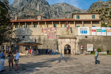 Karadağ 'ın UNESCO Dünya Mirası Bölgesi' nin eski Kotor kasabasının girişindeki Deniz Kapısı