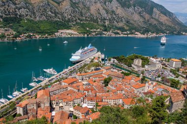 Karadağ 'ın Eski Kotor kentindeki UNESCO Dünya Mirası sahasına demirlemiş bir yolcu gemisi